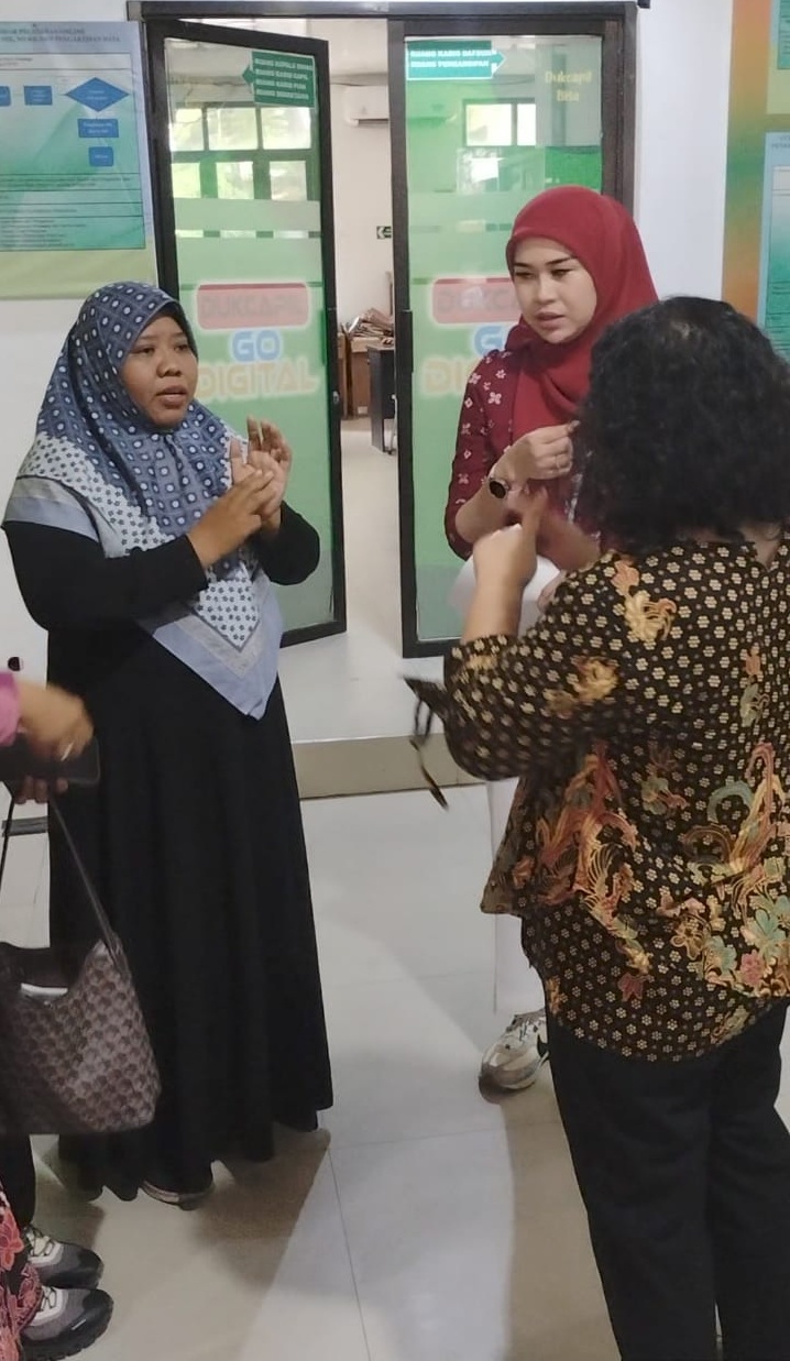 Pelayanan Publik Inklusif, Diskominfosantik Palu dan KIM TIB, Melakukan Konten Edukasi Layanan Adminduk Ramah Disabilitas di Disdukcapil Kota Palu